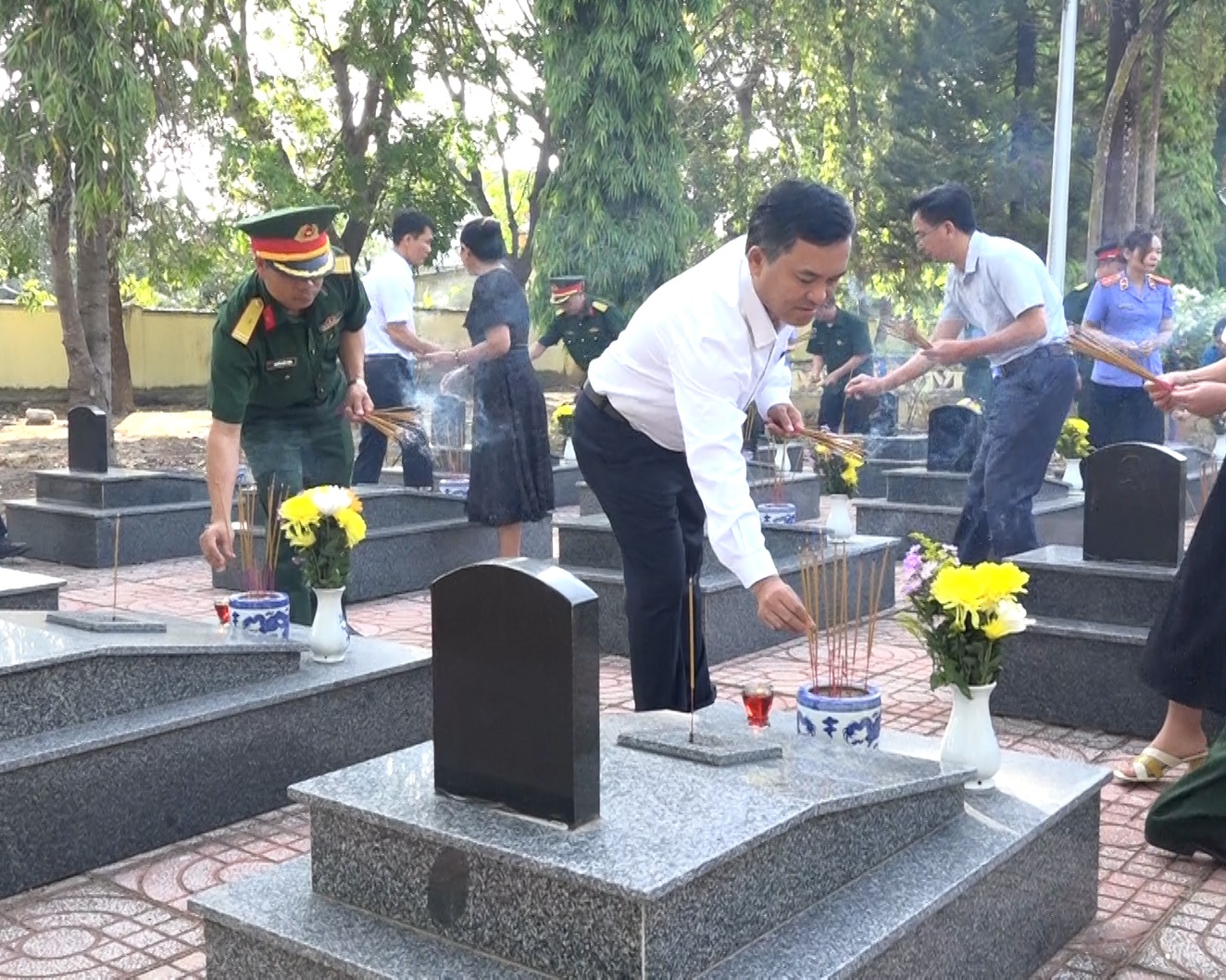 Phó Chủ tịch Thường trực UBND huyện Nguyễn Thanh Tuấn thắp hương lên phần mộ liệt sĩ (1)